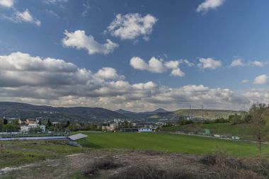 Bahar güneşli gün Klise beyaz bulutlar ile