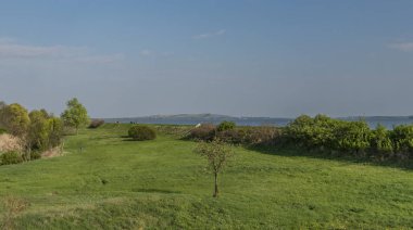 Bahar güneşli gün köyde Strachotin