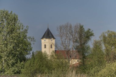 Bahar güneşli gün köyde Strachotin