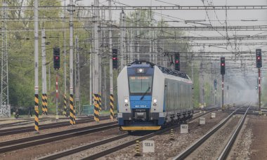 Hodonin qurğu karanlık sis sabah tren