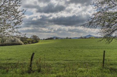 Yeşil bulutlu gün Ceske Stredohori dağlarında