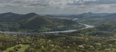 Skalky noktasından Labe Nehri üzerinde göster