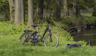 Sırt çantası ve tripod çim ile elektrikli bisiklet