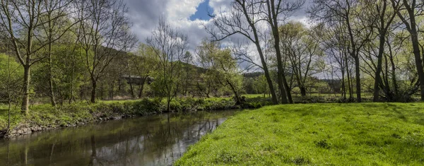 Rivière Bilina près du village de Stadice au printemps — Photo