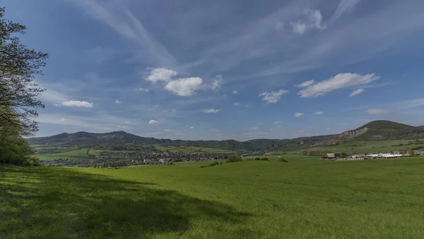 Grüne Aussicht auf Ceske stredohori Berge über libochovany Dorf — Stockfoto