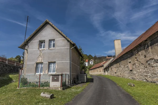 Kamyk-Dorf und Burgruine — Stockfoto