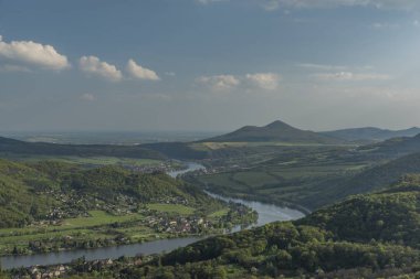 Skalky noktasından Labe Nehri üzerinde göster