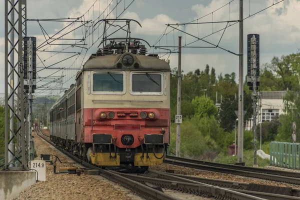 Elektrický motor a vlak nedaleko města České Budějovice — Stock fotografie