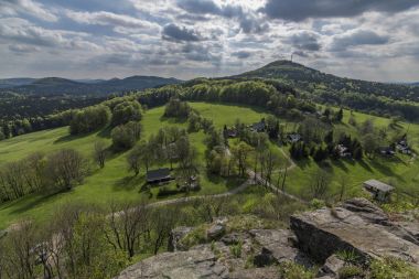 Tolstejn Kalesi: mavi gökyüzü ile bahar bulutlu gün