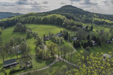 Tolstejn Kalesi: mavi gökyüzü ile bahar bulutlu gün