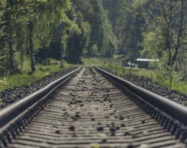Bahar sis güneşli gün demiryolu parça