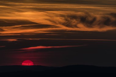 Decin şehir bölgesinde dağlar üzerinde günbatımı