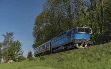 Yeşil bahar günü mavi motor