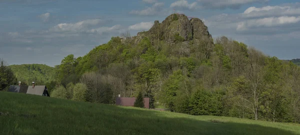 Primavera dia ensolarado azul com Tolstejn castelo — Fotografia de Stock