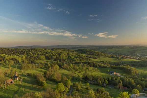 Lever de soleil depuis le château de Tolstejn dans les montagnes de Luzicke — Photo