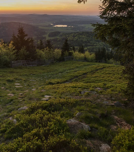 Puesta de sol desde la colina de Jedlova en las montañas de Luzicke — Foto de Stock