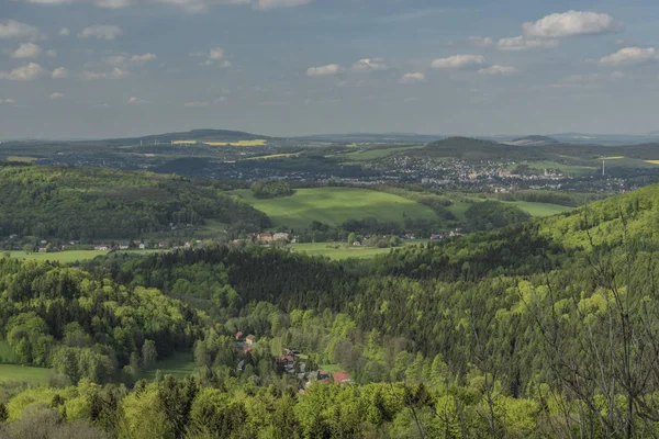 Día nublado de primavera con cielo azul desde el castillo de Tolstejn —  Fotos de Stock