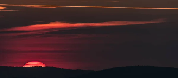Puesta de sol sobre montañas en la zona de Decin — Foto de Stock