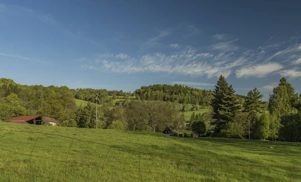 Jiretin pod Jedlovou village, napsütéses tavaszi reggelen — Stock Fotó