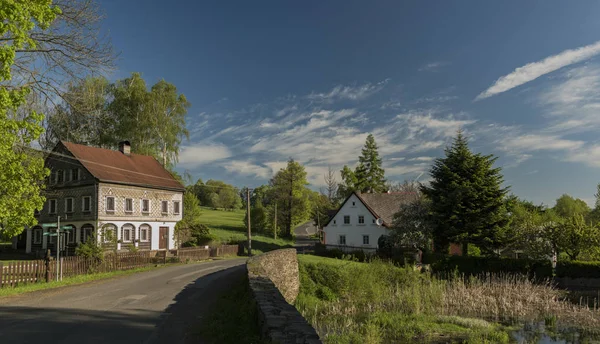 Jiretin pod jedlovou Dorf im Frühling sonnigen Morgen — Stockfoto