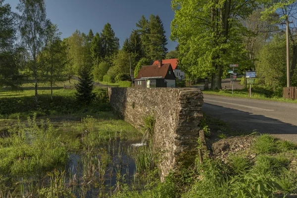 Jiřetín pod Jedlovou vesnice v jarní Slunečné ráno — Stock fotografie