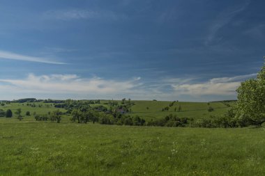 Yeşil mavi görünümü Neuhausen hory dağlarda