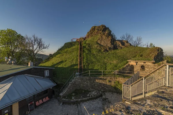 Ruina del castillo Tolstejn en Luzicke hory montañas — Foto de Stock