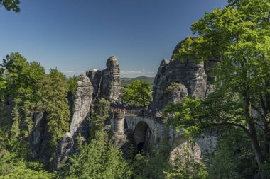 Bastei Köprüsü nehir Elbe Vadisi yakınlarında büyük kayalar