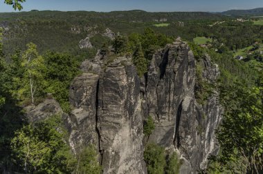 Bastei Köprüsü nehir Elbe Vadisi yakınlarında büyük kayalar