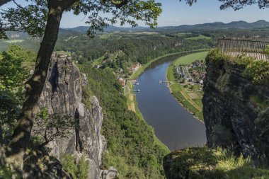 Bastei Köprüsü nehir Elbe Vadisi yakınlarında büyük kayalar