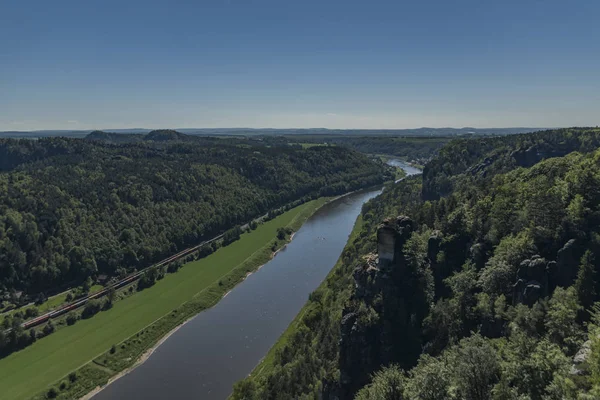 Duże skały w pobliżu: Bastion bridge w dolinie rzeki Łaby — Zdjęcie stockowe