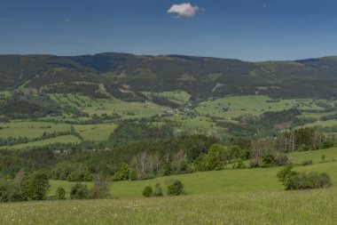 Jeseniky Dağları'nda bahar günü göster