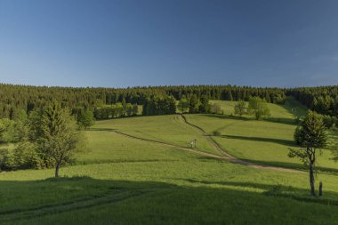 Jeseniky Dağları'nda bahar günü göster