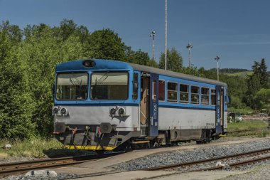 Mavi motor tren Stare Mesto bakla Sneznikem İstasyonu
