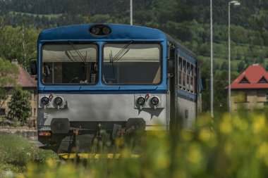 Mavi motor tren Stare Mesto bakla Sneznikem İstasyonu