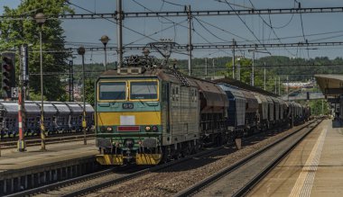 Kargo tren ile yeşil elektrik motoru