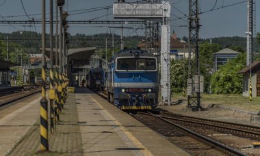 Hızlı trenin yanında mavi motor motor