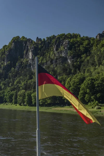 Flaga Niemiec na prom łodzi w mieście Kurort Rathen — Zdjęcie stockowe