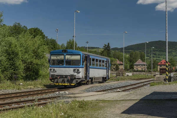Blauwe motor trein in Stare Mesto pod Sneznikem station — Stockfoto
