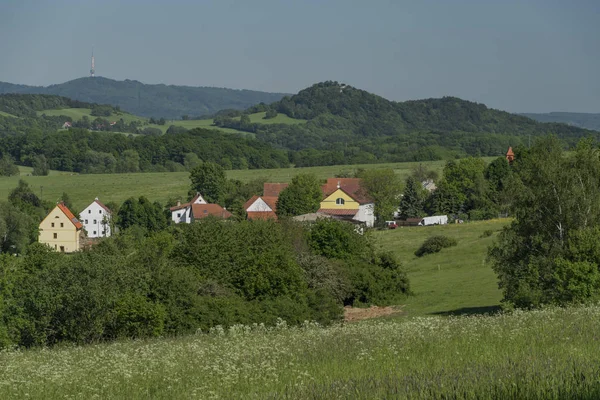 Blick in ceske stredohori in der Nähe von arnultovice Dorf — Stockfoto