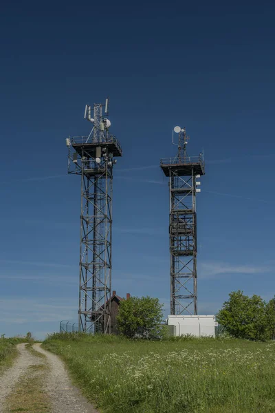 Transmissor perto da colina de Naklerov no norte da Boêmia — Fotografia de Stock