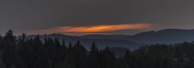 Roprachtice Köyü yakınındaki turuncu günbatımı