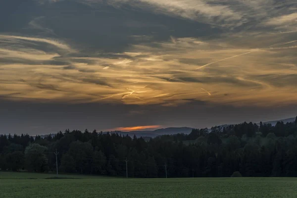 Oranje zonsondergang in de buurt van Roprachtice dorp — Stockfoto