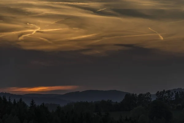 Pôr-do-sol laranja perto da aldeia Roprachtice — Fotografia de Stock