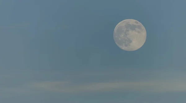 Ημέρα Σελήνης με το γαλάζιο του ουρανού — Φωτογραφία Αρχείου