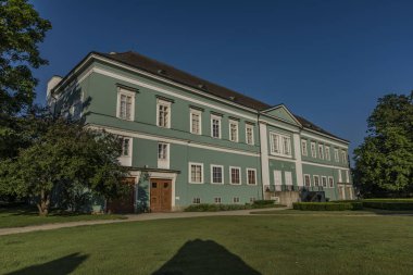 Kale Dacice bahar sabahı yeşil park ile