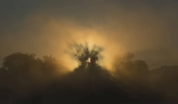 Lever de soleil orange foncé près des étangs — Photo