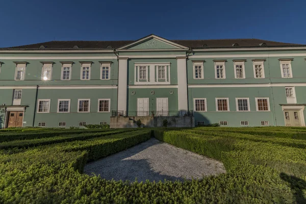 Castillo Dacice con parque verde en la mañana de primavera — Foto de Stock