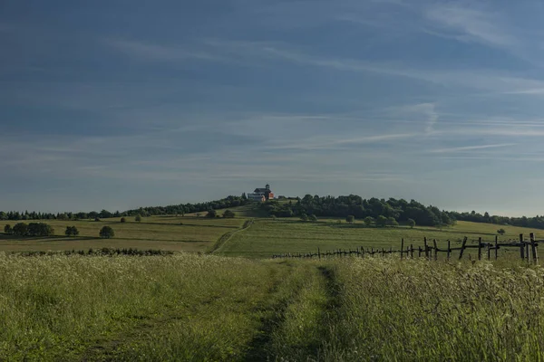 Komari hurka hill w wieczór wiosna — Zdjęcie stockowe