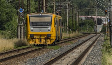 Sarı ve turuncu treni Kostov istasyonu yakınında